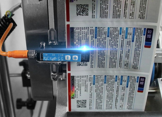Un détergent de machine à étiquettes de côté machine à emballer automatique de boîte autocollant auto-adhésif