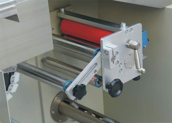 Machine horizontale automatique rotatoire de paquet d'écoulement avec tirer le film vers le haut