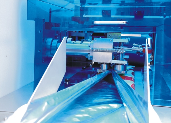 Film de traction horizontal automatique rotatoire des biscuits 250mm de machine à emballer d'écoulement vers le bas